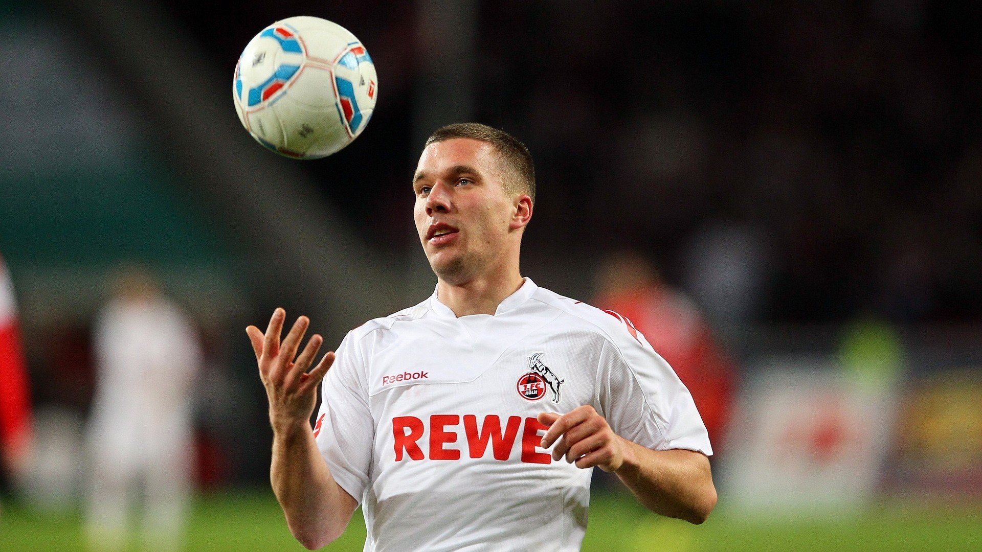 英超焦点战役持续火热，带动足球文化繁荣，英超精彩